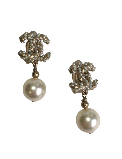 Boucles d'oreille clips CHANEL CC en perles nacrées et perle nacrée pendante