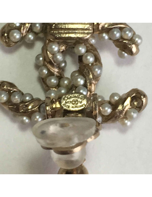 Boucles d'oreille clips CHANEL CC en perles nacrées et perle nacrée pendante
