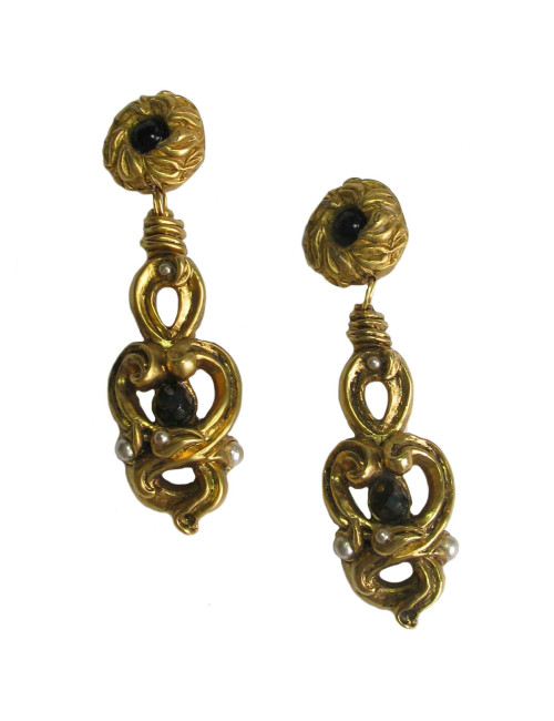 Boucles d'oreille clips CLAIRE DEVE  en résine dorée, pierre facettée et perles nacrées Vintage