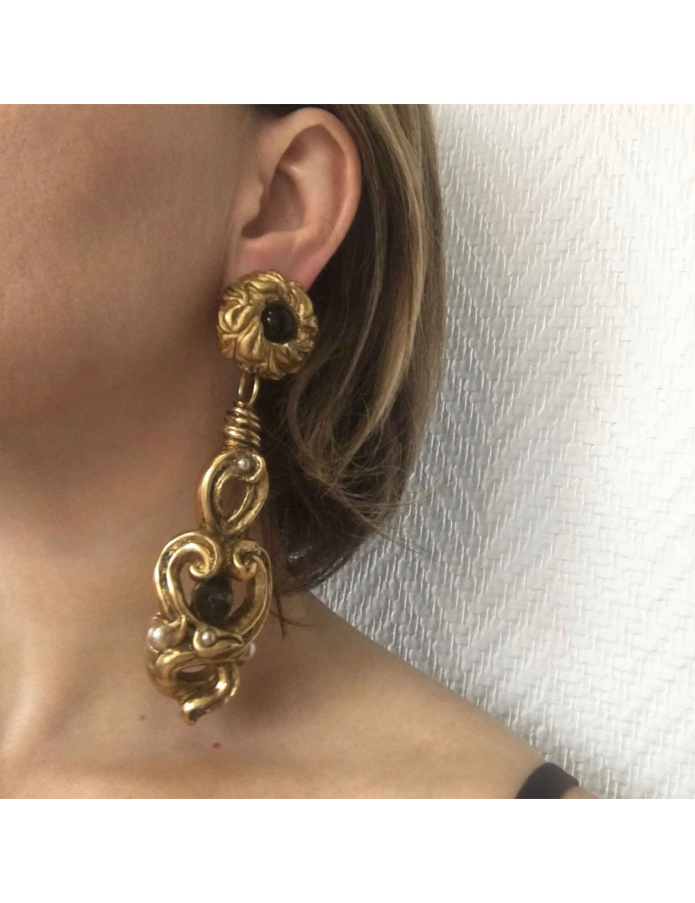 Boucles d'oreille clips CLAIRE DEVE  en résine dorée, pierre facettée et perles nacrées Vintage