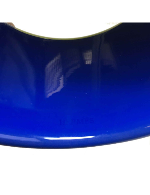 Bracelet manchette HERMES en bois laqué bleu et jaune