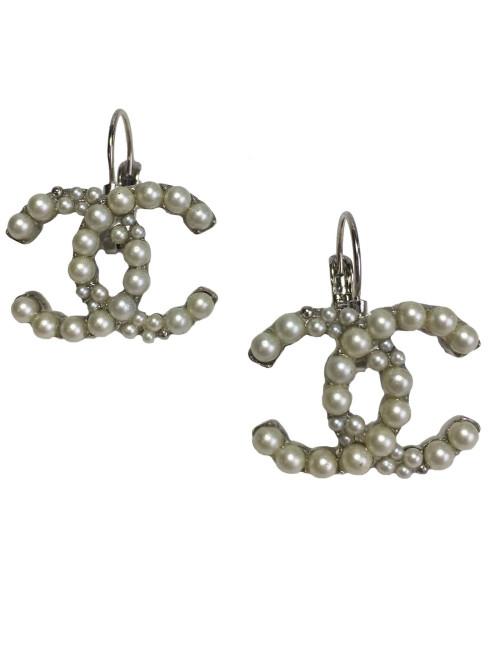 Boucles d'oreilles clous CHANEL perlés