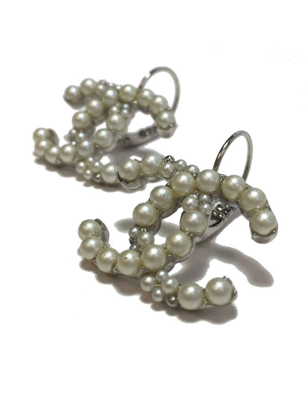 Boucles d'oreilles clous CHANEL perlés