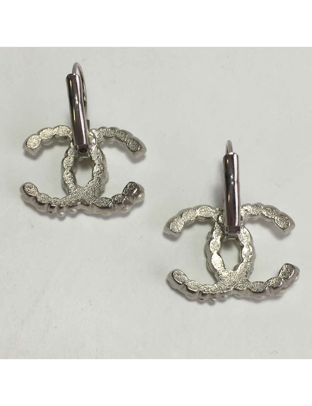 Boucles d'oreilles clous CHANEL perlés