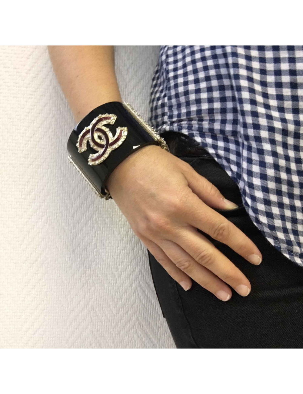 xxx Manchette chanel noire CC métal doré et résine bordeaux