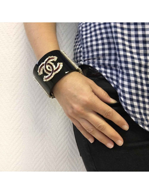 xxx Manchette chanel noire CC métal doré et résine bordeaux