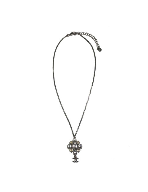 Collier CHANEL avec pendentif bijou strassé et cc