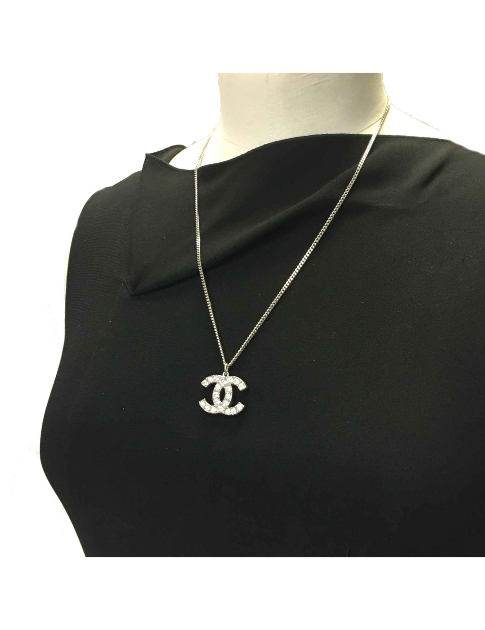 Collier CHANEL CC strass métal argenté