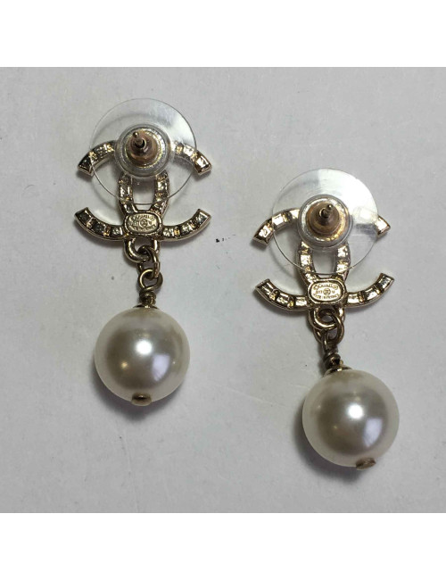 Boucles d'oreille clous pendantes CHANEL CC en métal doré et perle nacrée