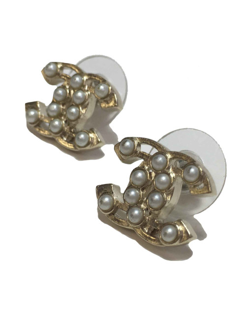 Boucles d'oreilles clous chanel perles nacrées et métal doré à l'or fin