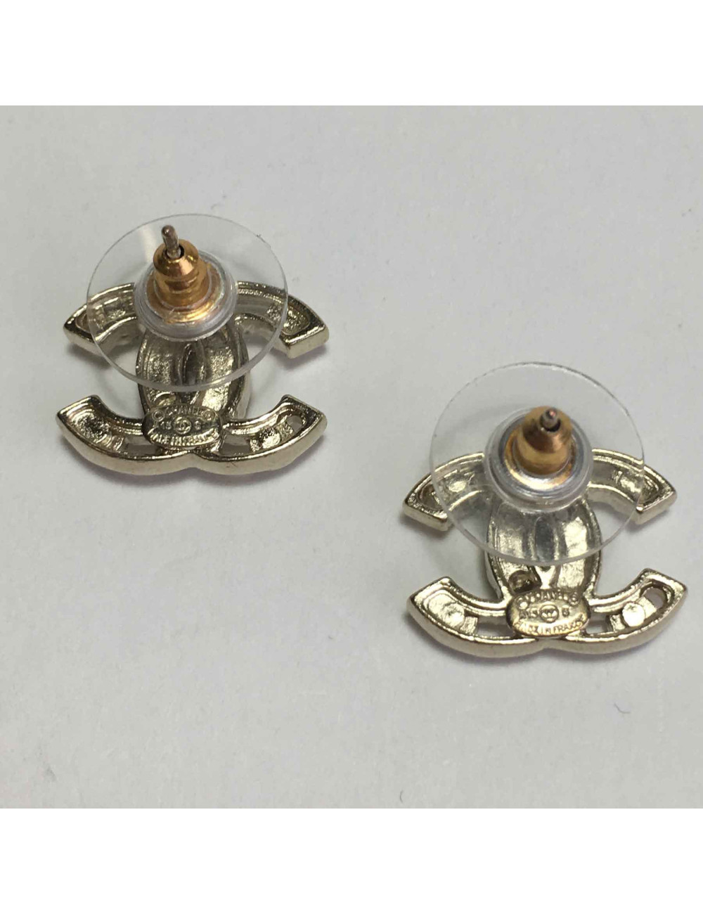 Boucles d'oreilles clous chanel perles nacrées et métal doré à l'or fin