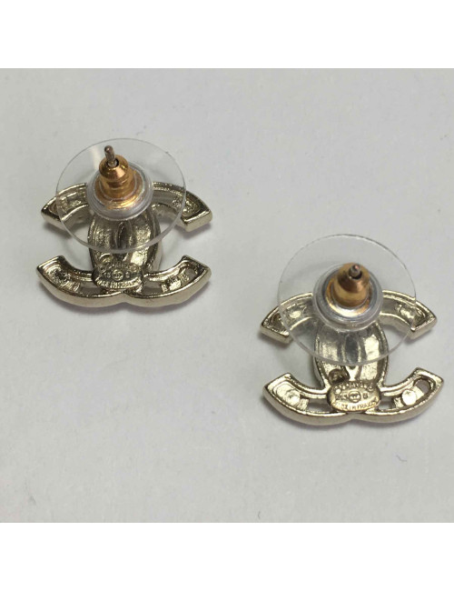 Boucles d'oreilles clous chanel perles nacrées et métal doré à l'or fin