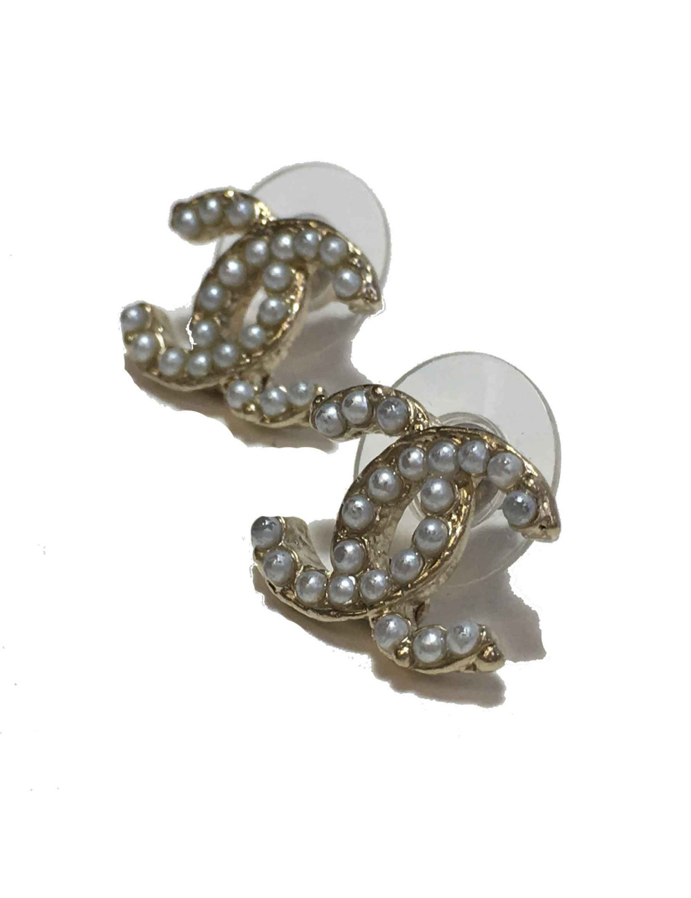 Boucles d'oreilles clous CHANEL perlés en métal doré