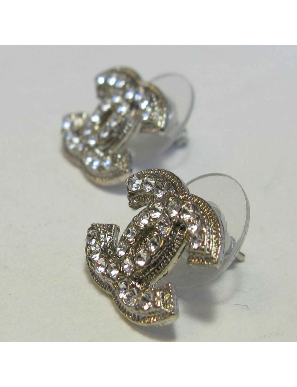 Boucles d'oreille clous CHANEL CC strass et métal argenté