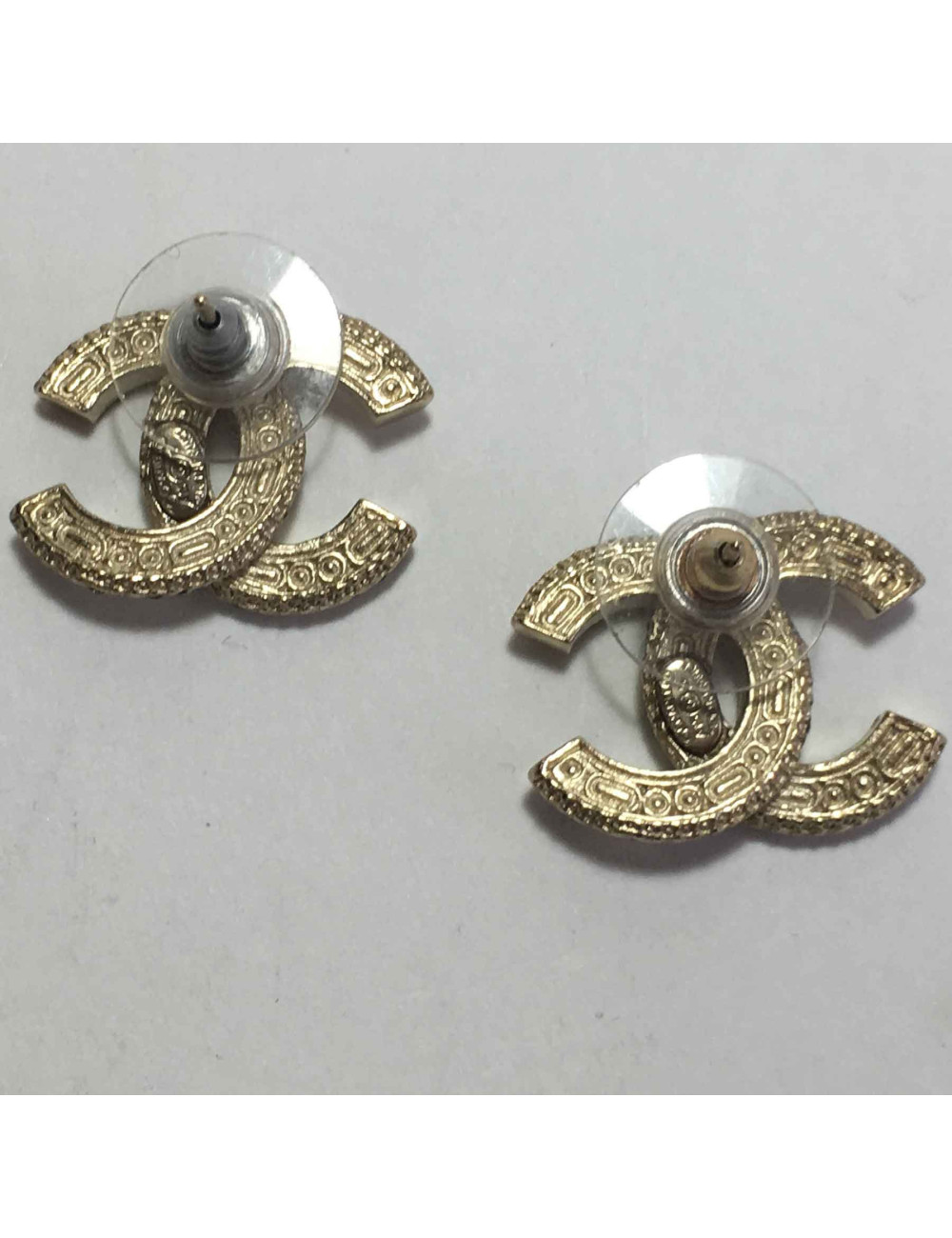 Boucles d'oreilles clous CHANEL CC  en métal doré, strass blancs et noirs