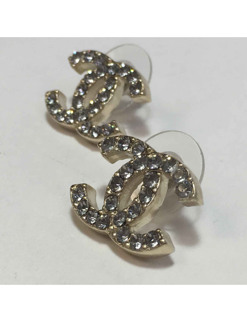 Boucles d'oreilles clous CHANEL CC en strass et métal doré 