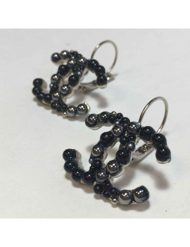 Créoles clous CHANEL CC perlées noir et gris argenté 2