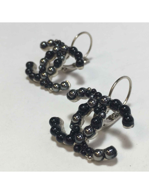 Créoles clous CHANEL CC perlées noir et gris argenté