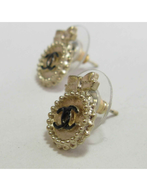 Boucles d'oreilles clous CHANEL en métal doré petit CC noir