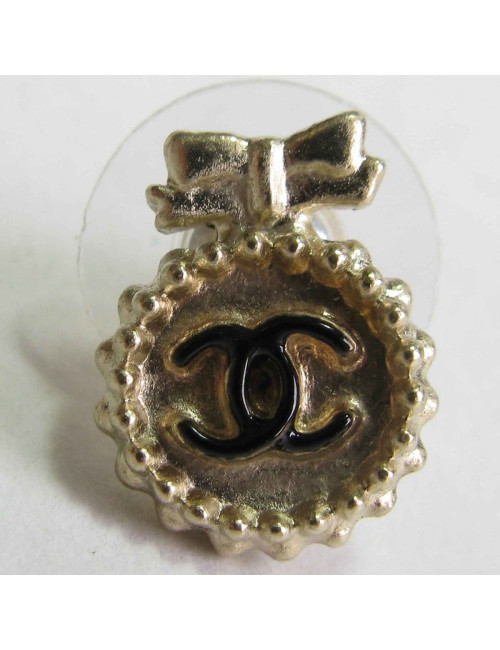 Boucles d'oreilles clous CHANEL en métal doré petit CC noir