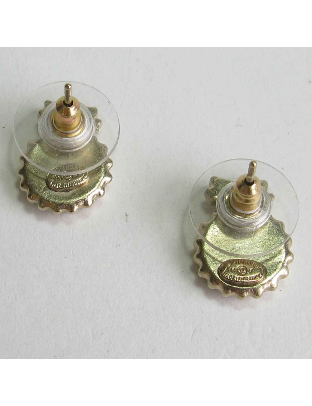 Boucles d'oreilles clous CHANEL en métal doré petit CC noir