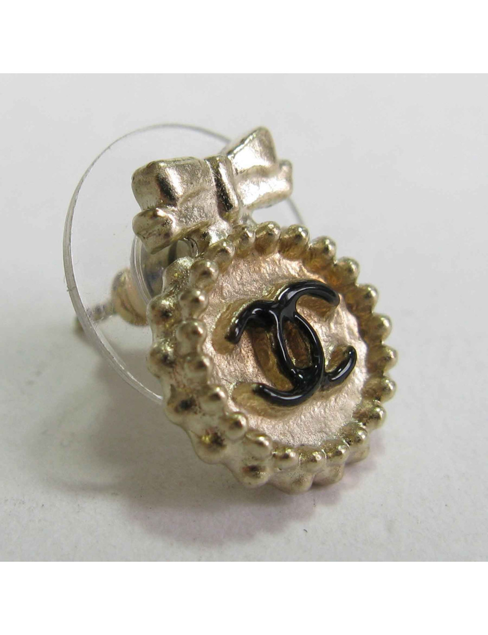 Boucles d'oreilles clous CHANEL en métal doré petit CC noir