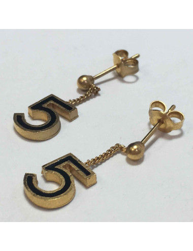 Boucles d'oreille clous CHANEL numéro 5 métal doré et résine noire 2