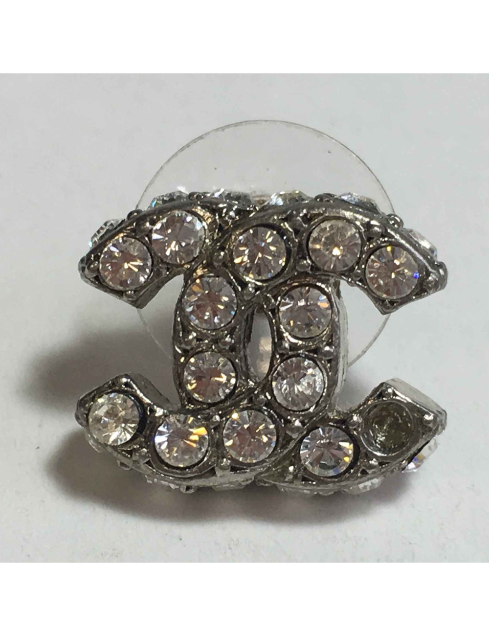 Boucles d'oreilles clous CHANEL CC en métal argenté et strass