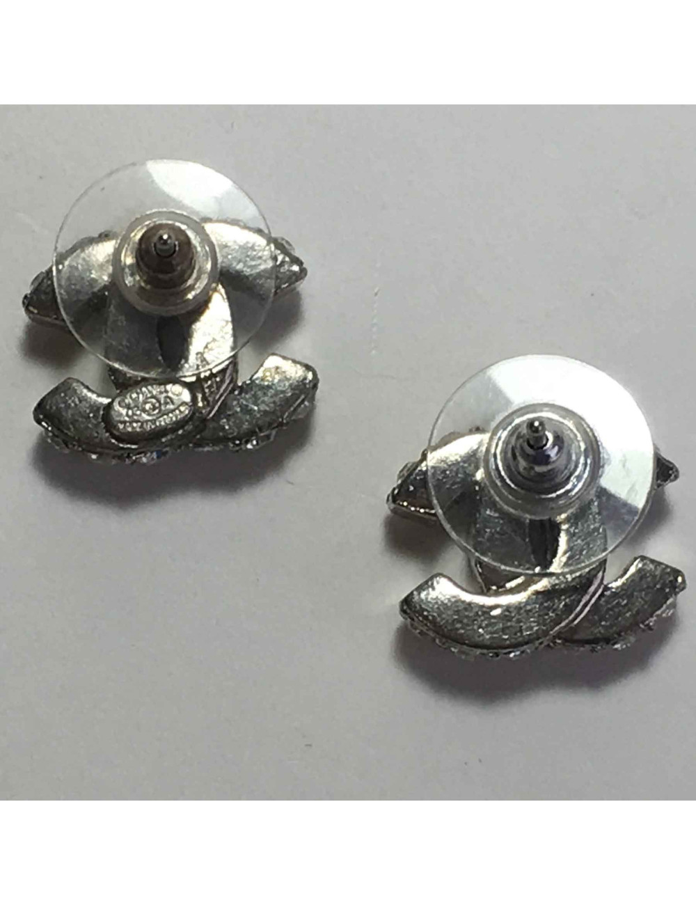 Boucles d'oreilles clous CHANEL CC en métal argenté et strass