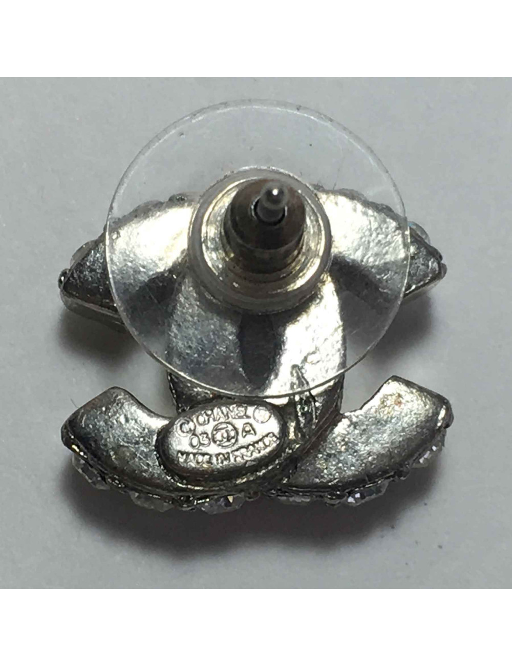 Boucles d'oreilles clous CHANEL CC en métal argenté et strass