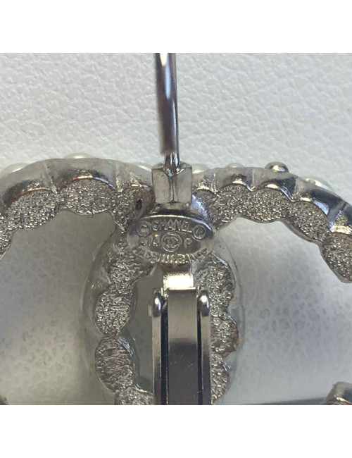 Boucles d'oreilles clous CHANEL perlés