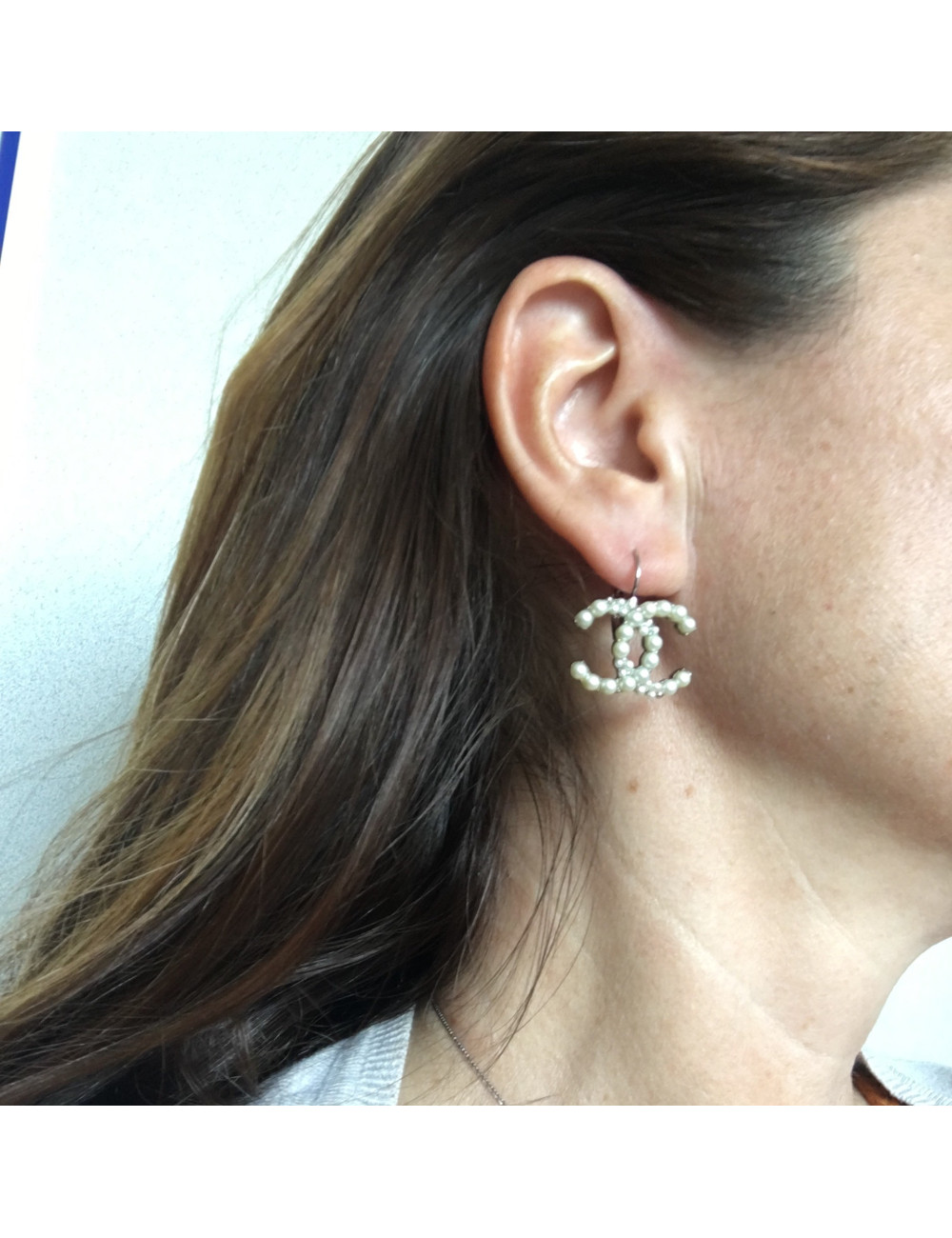 Boucles d'oreilles clous CHANEL perlés