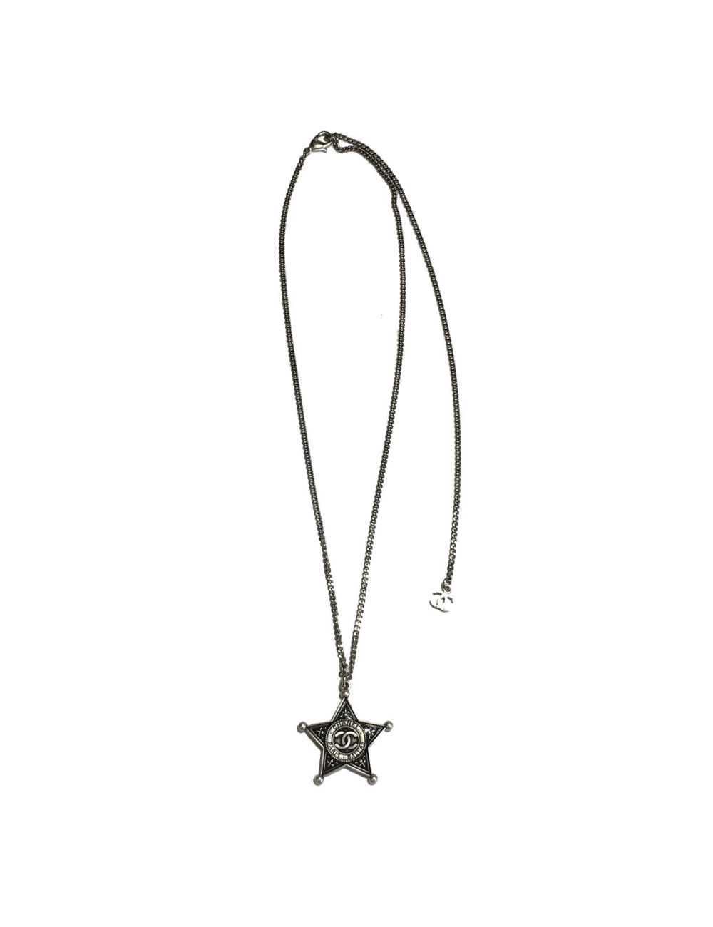 Collier CHANEL pendentif collection Paris Dallas en métal argenté
