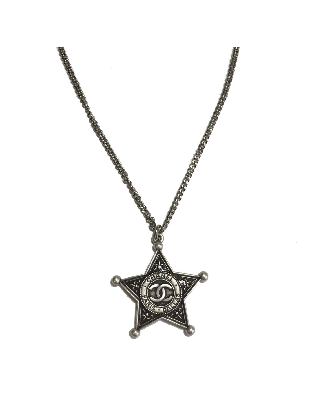 Collier CHANEL pendentif collection Paris Dallas en métal argenté