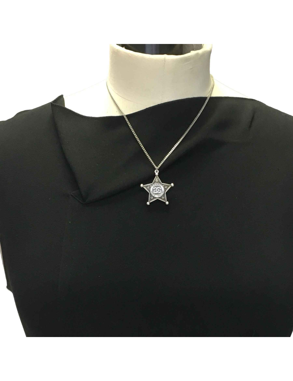 Collier CHANEL pendentif collection Paris Dallas en métal argenté