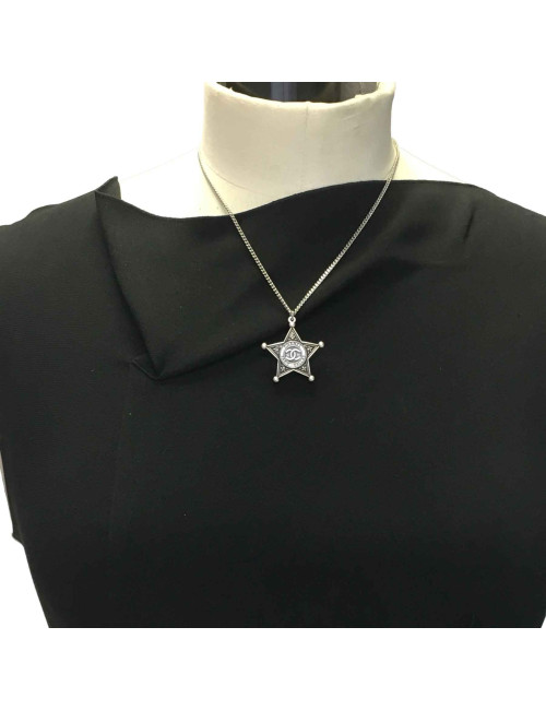 Collier CHANEL pendentif collection Paris Dallas en métal argenté