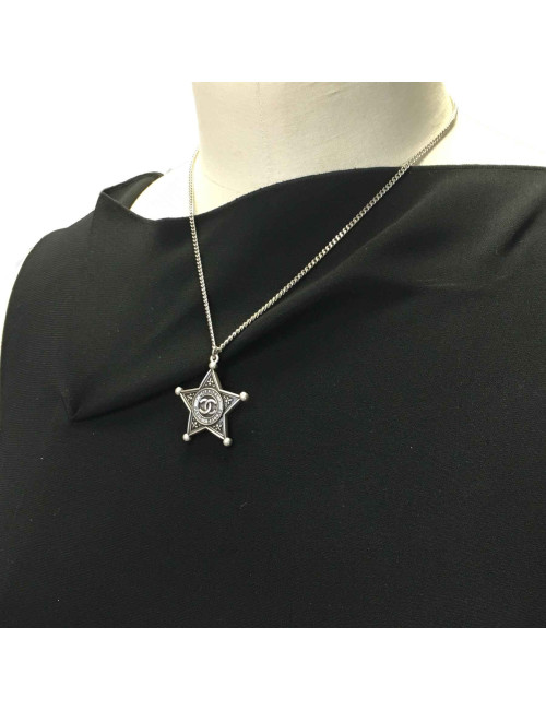 Collier CHANEL pendentif collection Paris Dallas en métal argenté