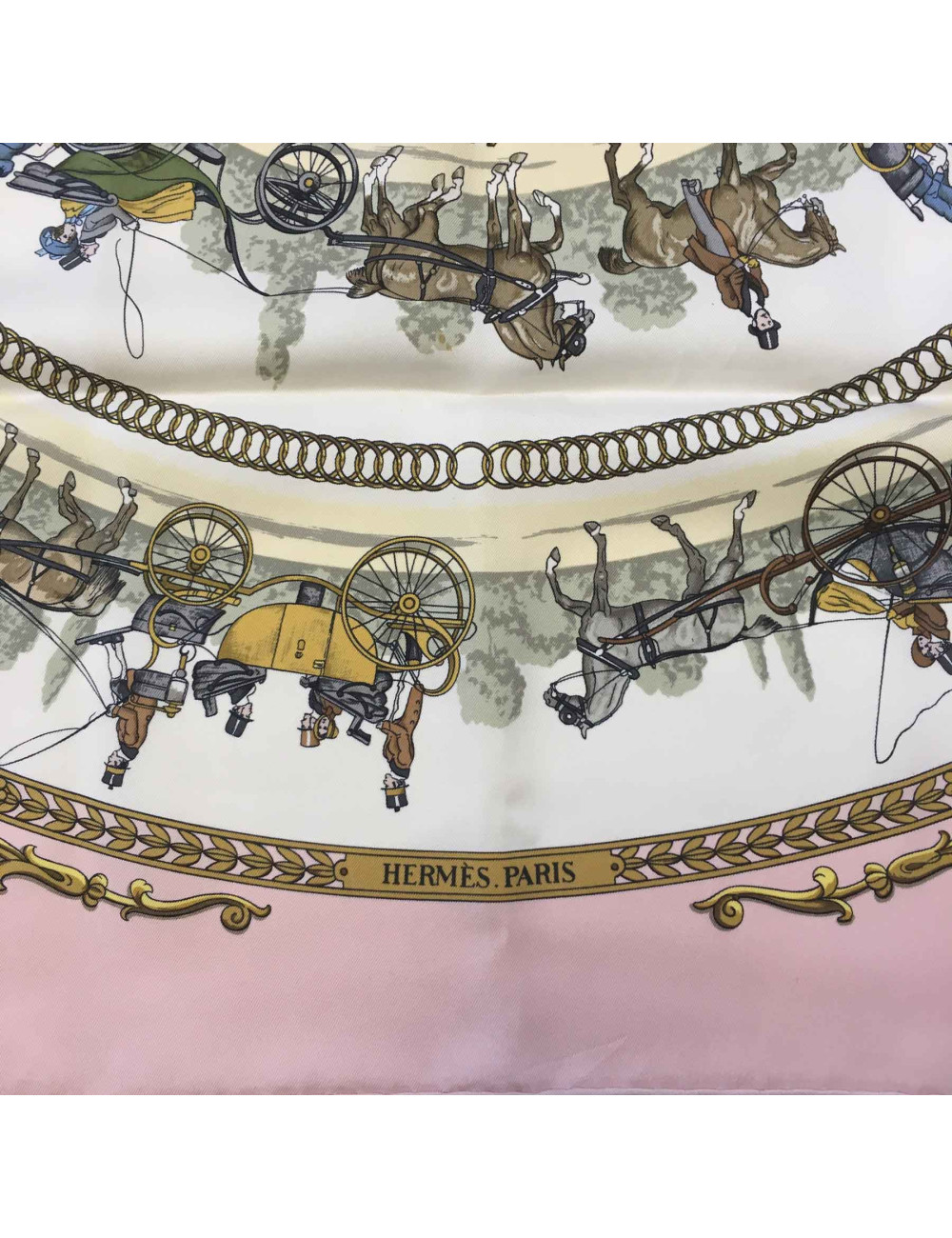 Carré HERMES "La promenade de Longchamps" en soie rose