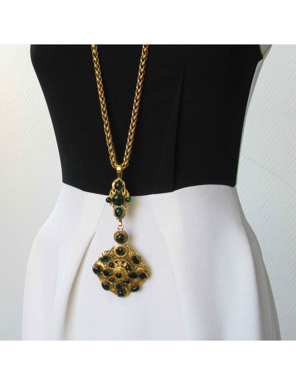 Sautoir MARGUERITE de VALOIS en pâte de verre couleur émeraude et métal doré 