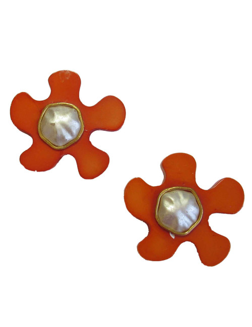 Boucles d'oreilles clip CHANEL 1990's  orange et nacrée