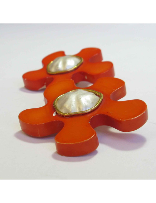 Boucles d'oreilles clip CHANEL 1990's  orange et nacrée