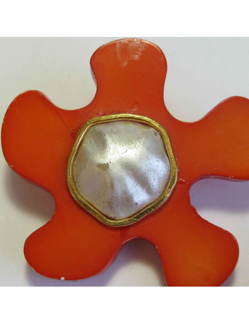 Boucles d'oreilles clip CHANEL 1990's  orange et nacrée