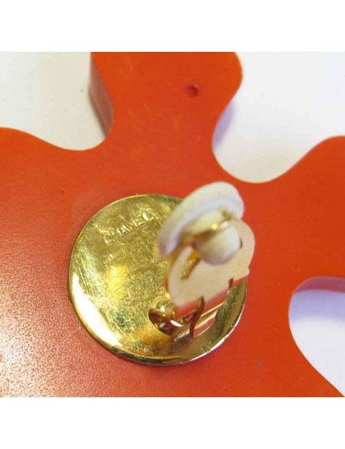 Boucles d'oreilles clip CHANEL 1990's  orange et nacrée