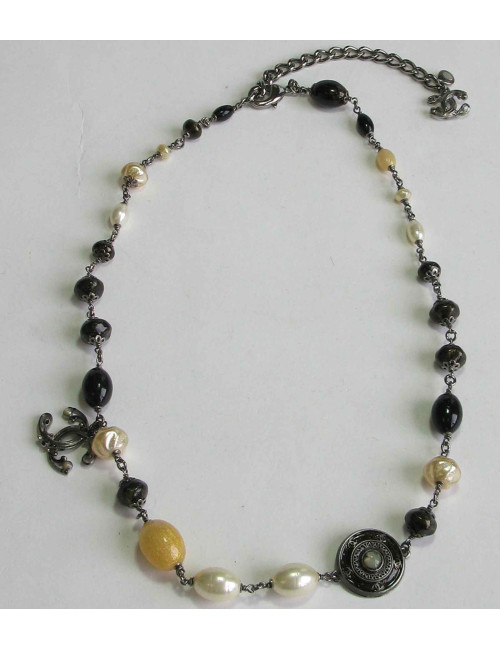 Collier CHANEL en perles nacrées, noires, CC et médaille