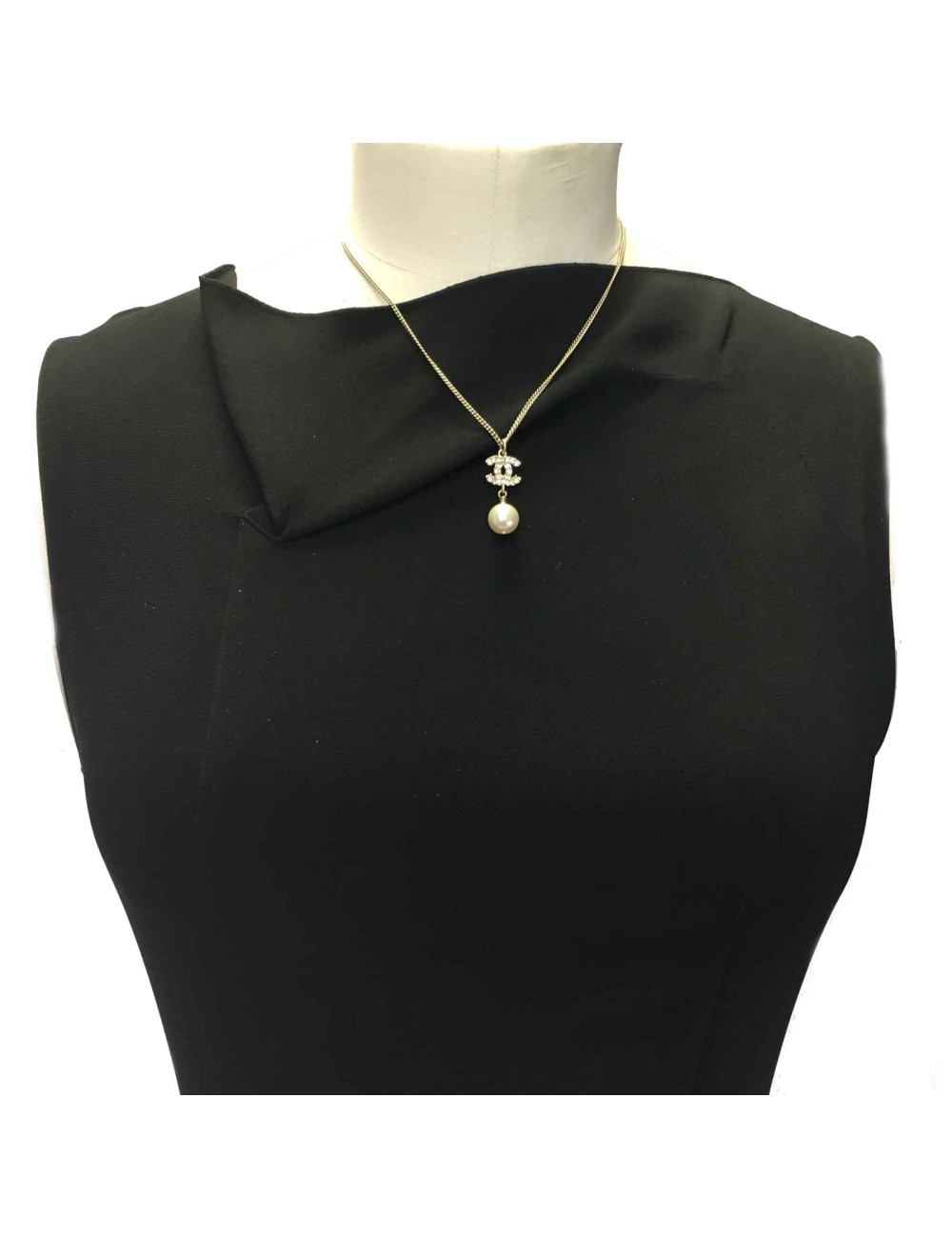 Collier CHANEL CC strass, perle nacrée et métal doré