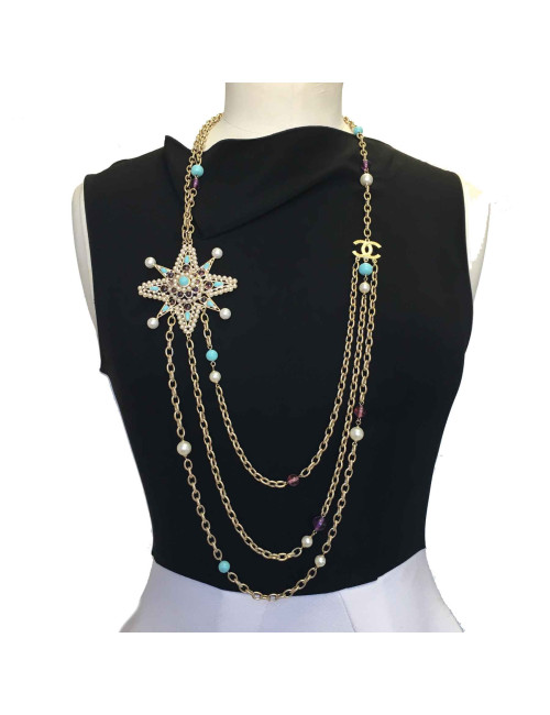 Sautoir CHANEL en métal doré, perles nacrées et pâte de verre mauve et bleu