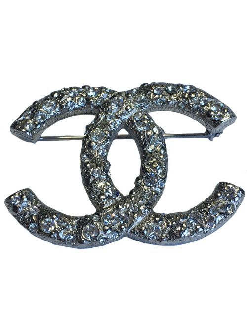Broche CHANEL CC en métal argenté serti de strass