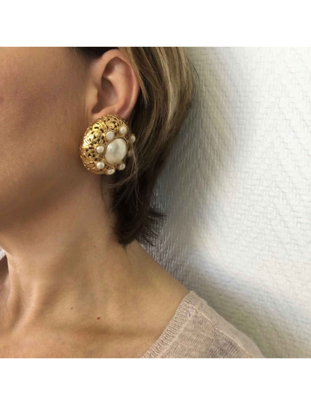 Boucles d'oreille clips CHANEL Couture perles nacrées