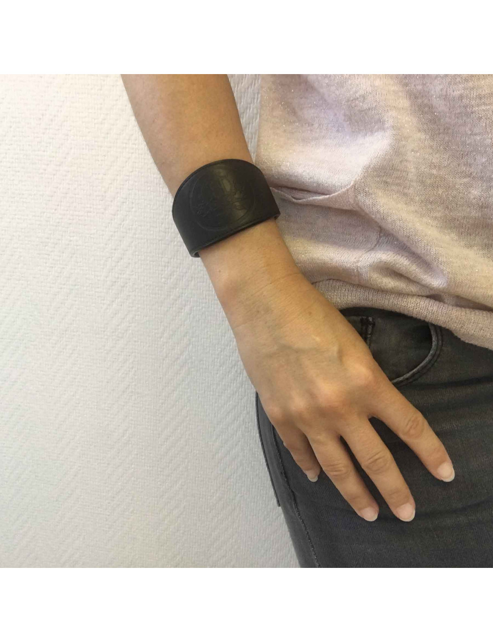 HERMES cuff bracelet in dark brown leather