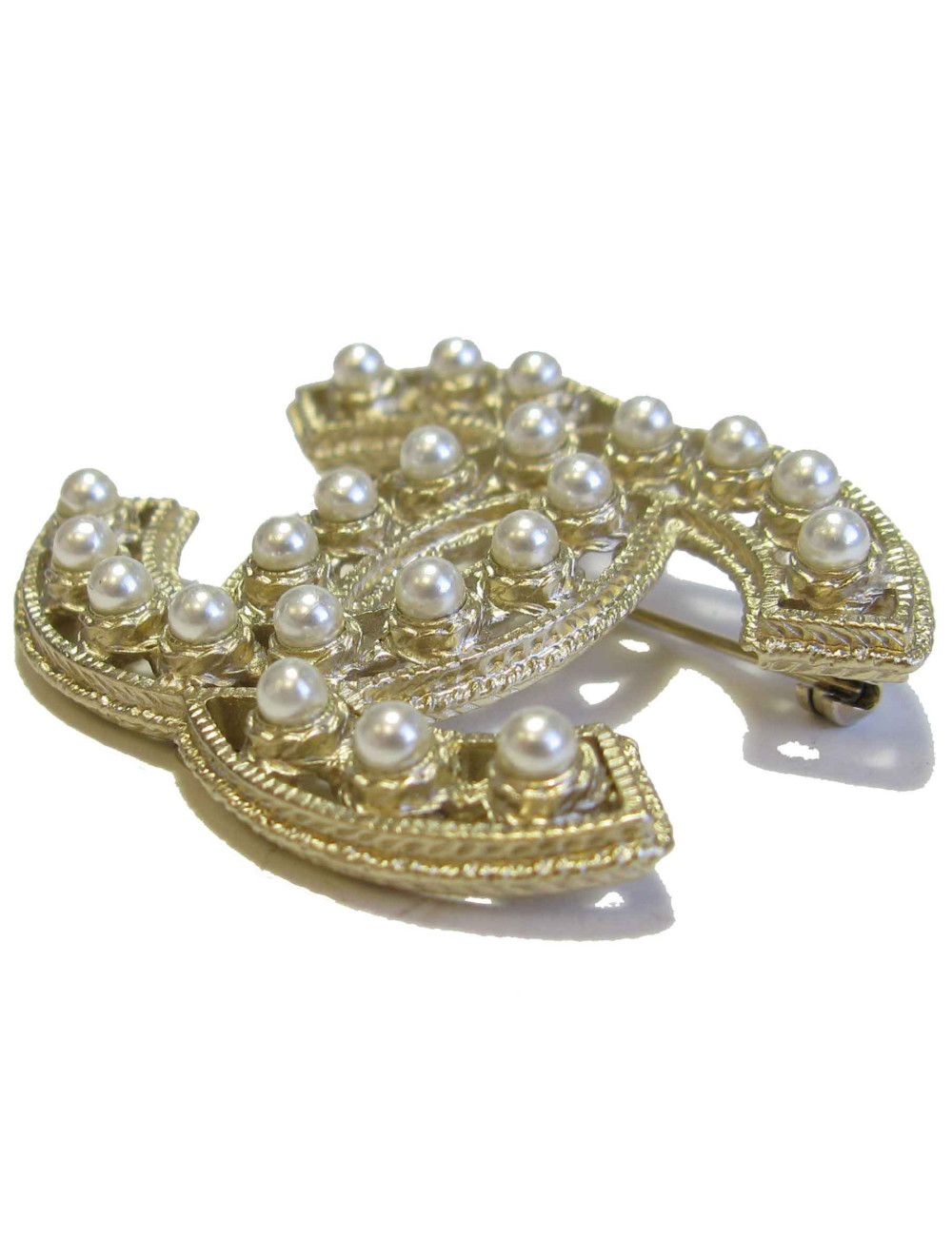 Broche CHANEL dorée et sertie de perles nacrées